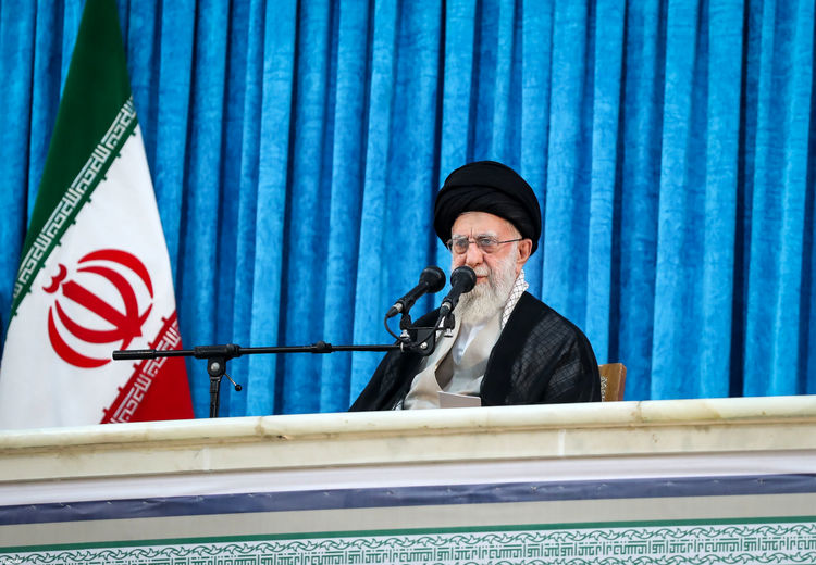 پیام رهبر معظم انقلاب اسلامی خطاب به ملت بزرگ ایران: رژیم صهیونیستی منتظر مجازات سخت باشد