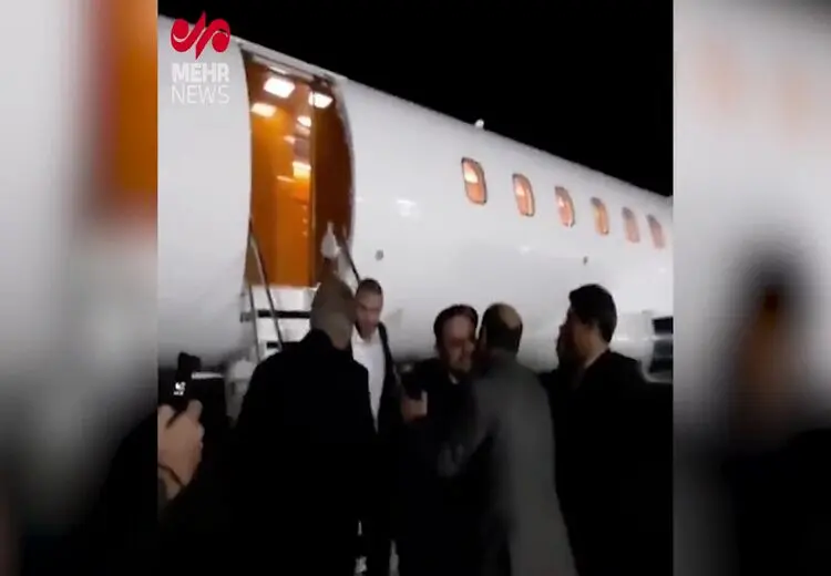 فیلم ورود ۲ ایرانی آزادشده از زندانهای آمریکا به تهران 