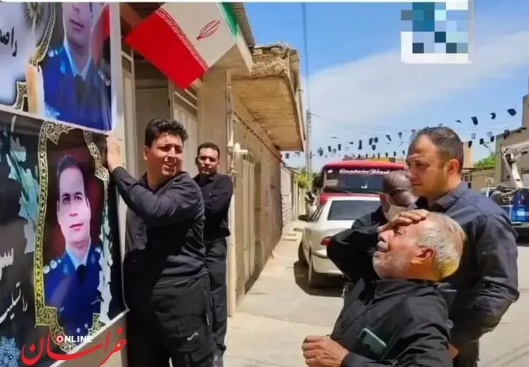 گریه پدر خلبان شهید سانحه بالگرد موقع دیدن بنر تسلیت پسرش/ عکس