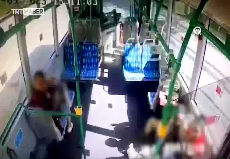 حظه وحشتناک واژگون شدن اتوبوس شهری از دوربین داخل خودرو در استانبول 