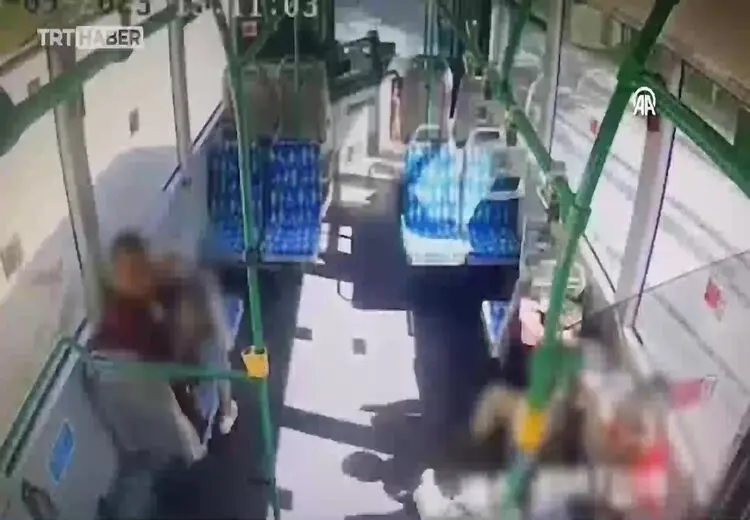 حظه وحشتناک واژگون شدن اتوبوس شهری از دوربین داخل خودرو در استانبول 