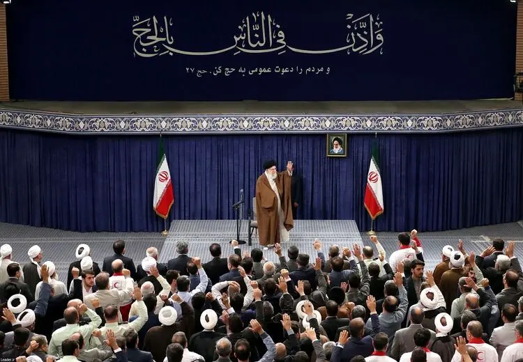 رهبر انقلاب: کسی که با آمریکا و اسراییل دست دوستی بدهد ظالم و ستمگر و مشمول لعنت خداوند است