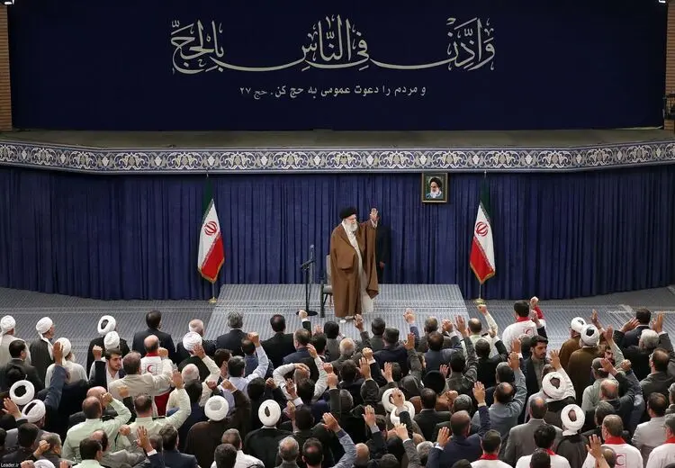 رهبر انقلاب: کسی که با آمریکا و اسراییل دست دوستی بدهد ظالم و ستمگر و مشمول لعنت خداوند است
