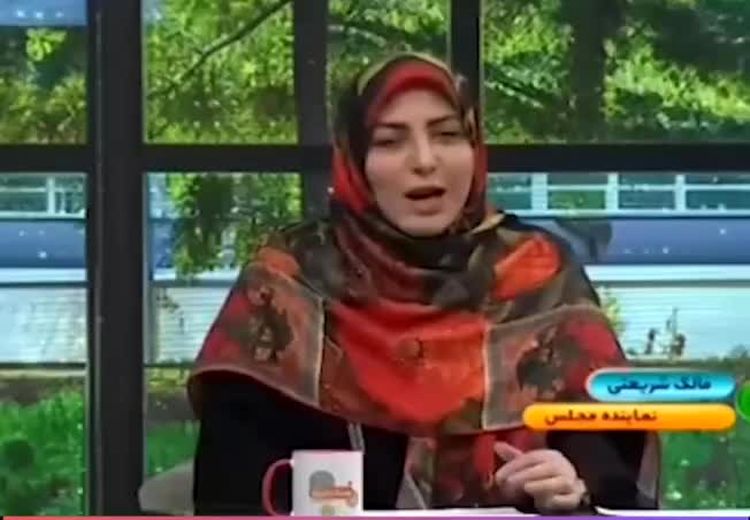 انتقاد مجری تلویزیون به مجلس: وقتی همه ساعت 6 باید سرکار باشند چرا مجلس ساعت 8 جلسه دارد؟