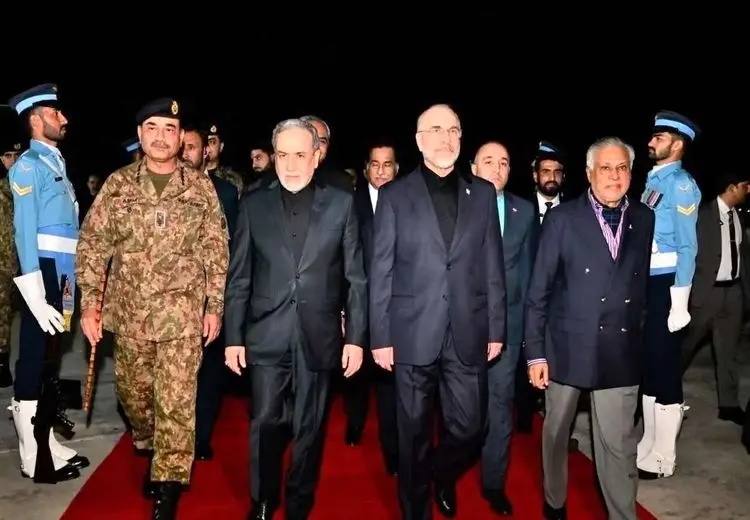 روزنامه اصولگرا: تیم مذاکره‌کننده را تضعیف نکنیم/ مذاکره چه امروز و چه در دوره رهبر شهید همواره زیر نظر ولی فقیه انجام شده است