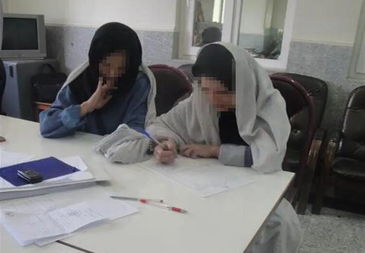 دستگیری مادر و دختری  که از مرد بنزسوار سرقت کردند!