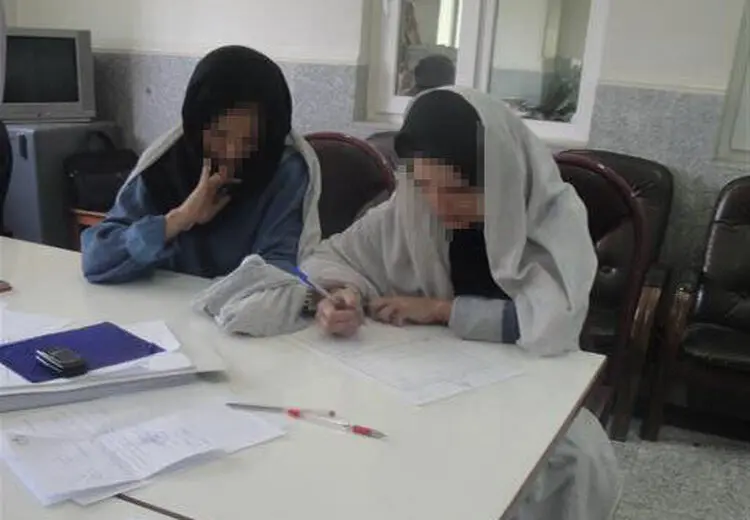 دستگیری مادر و دختری  که از مرد بنزسوار سرقت کردند!