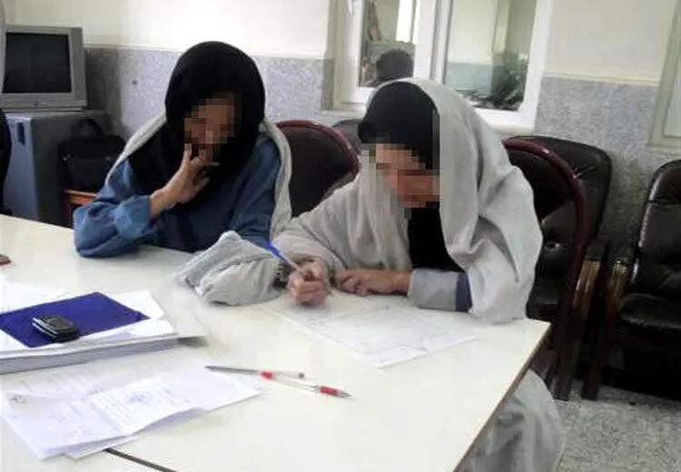 دستگیری مادر و دختری  که از مرد بنزسوار سرقت کردند!