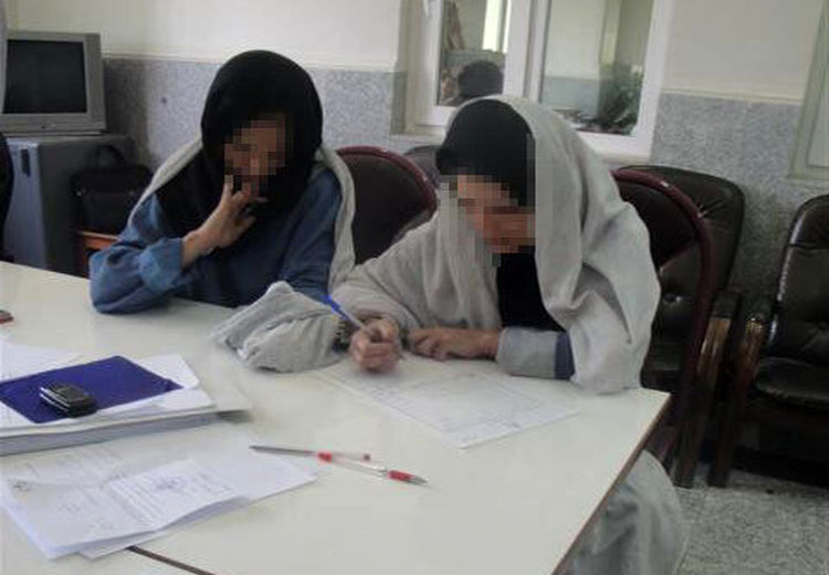 دستگیری مادر و دختری  که از مرد بنزسوار سرقت کردند!