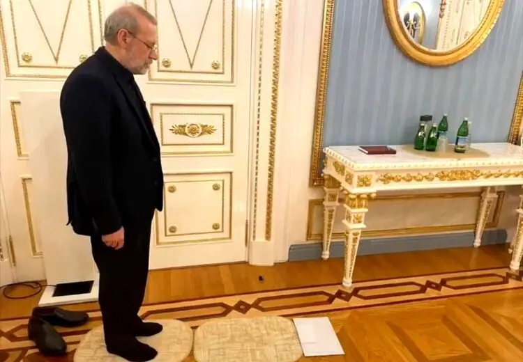 نماز خواندن علی لاریجانی در کاخ کرملین/ عکس