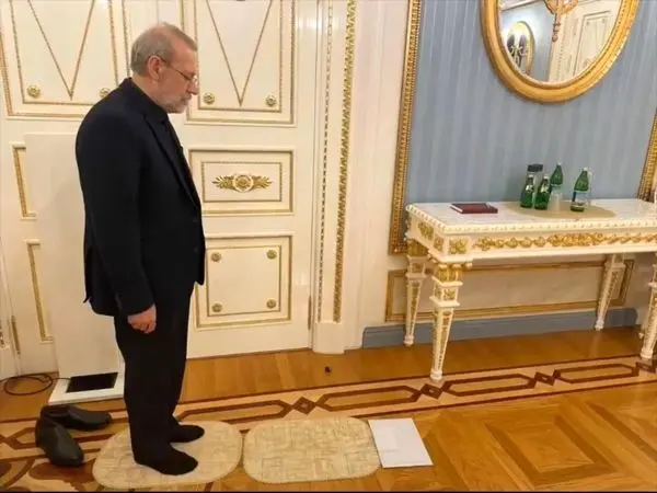 نماز خواندن علی لاریجانی در کاخ کرملین/ عکس