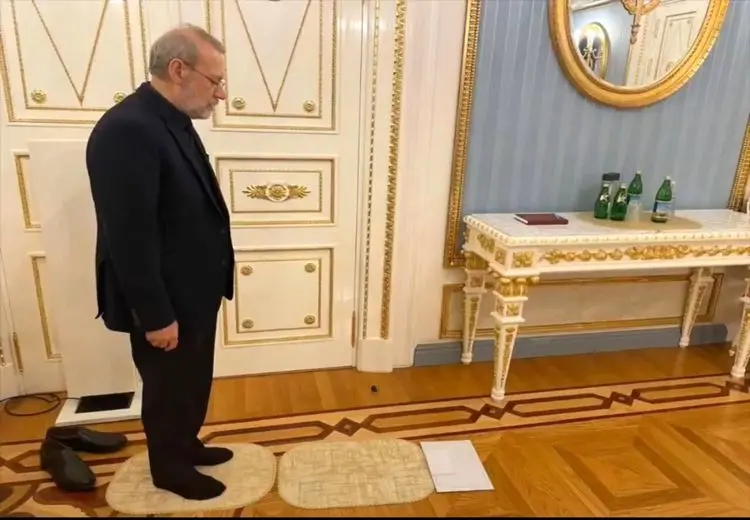 نماز خواندن علی لاریجانی در کاخ کرملین/ عکس