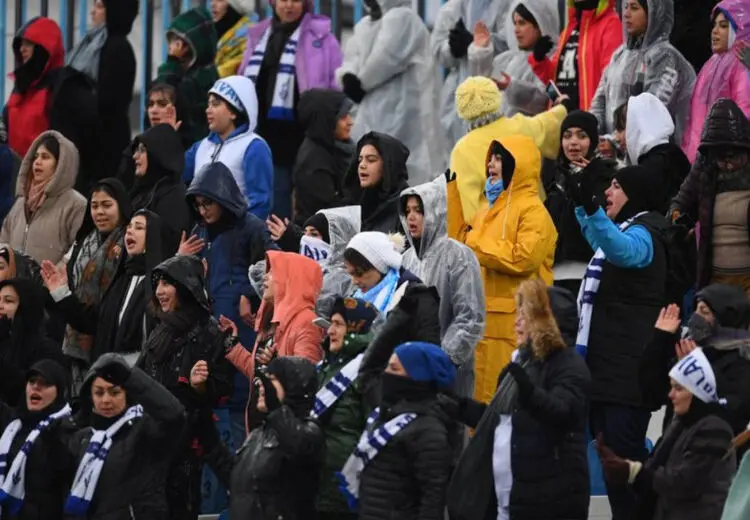 هوادار ملوان را با آمبولانس بردند!
