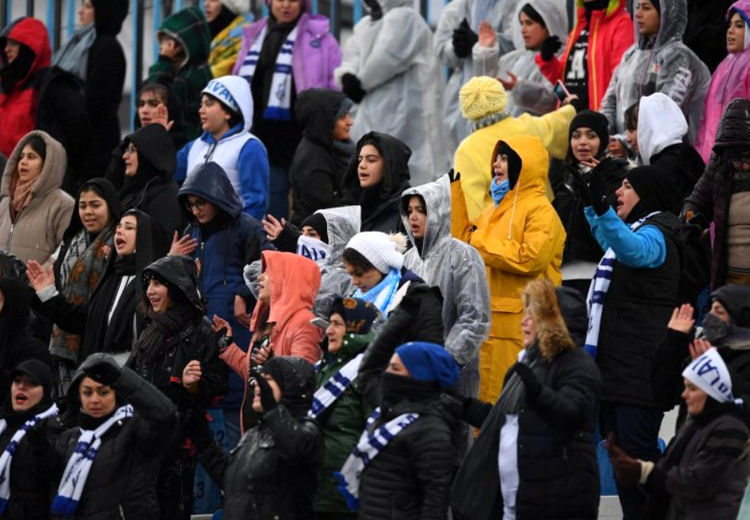 هوادار ملوان را با آمبولانس بردند!