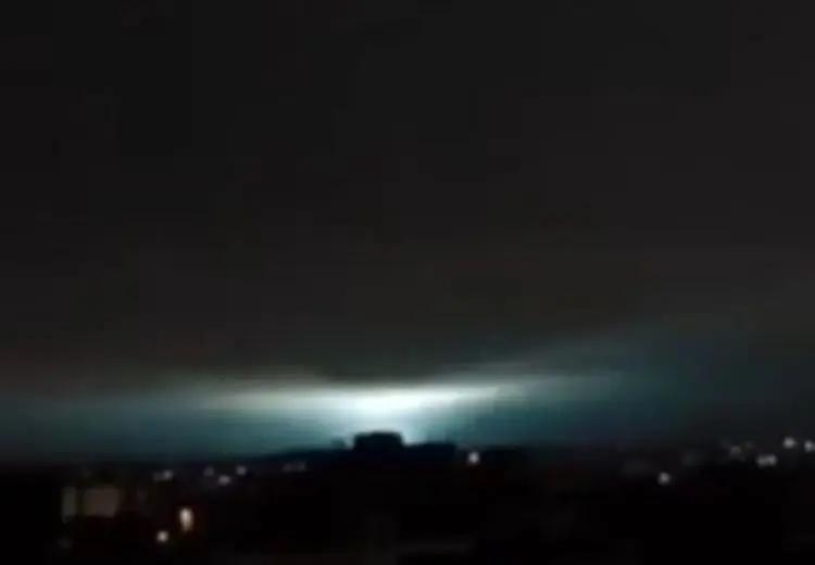 علت دیده شدن نور آبی یا سبز در بمباران‌های اخیر چیست؟