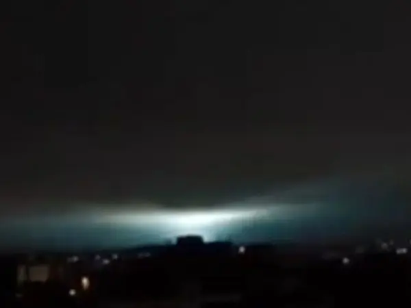 علت دیده شدن نور آبی یا سبز در بمباران‌های اخیر چیست؟