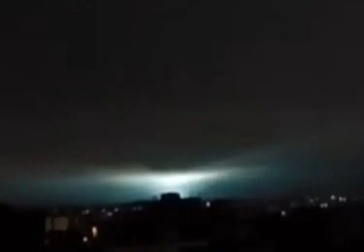 علت دیده شدن نور آبی یا سبز در بمباران‌های اخیر چیست؟