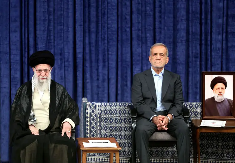 رهبر انقلاب در مراسم تنفیذ: مردم رئیس‌جمهور شایسته‌ای را انتخاب کردند/ از افراد اهل فکر در دولت استفاده شود/ اولویت با مسایل اقتصادی است