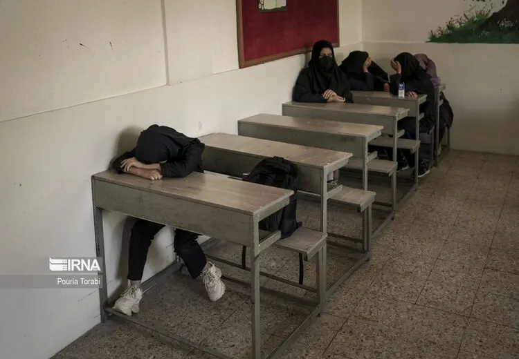 ضرب و شتم دختر کلاس پنجمی از سوی ناظم مدرسه به خاطر حجاب!