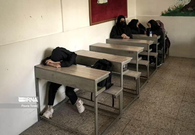 ضرب و شتم دختر کلاس پنجمی از سوی ناظم مدرسه به خاطر حجاب!