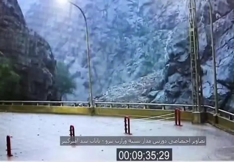 فیلم دیده نشده از لحظه زمین‌لغزش رودخانه کرج‌ در جاده چالوس