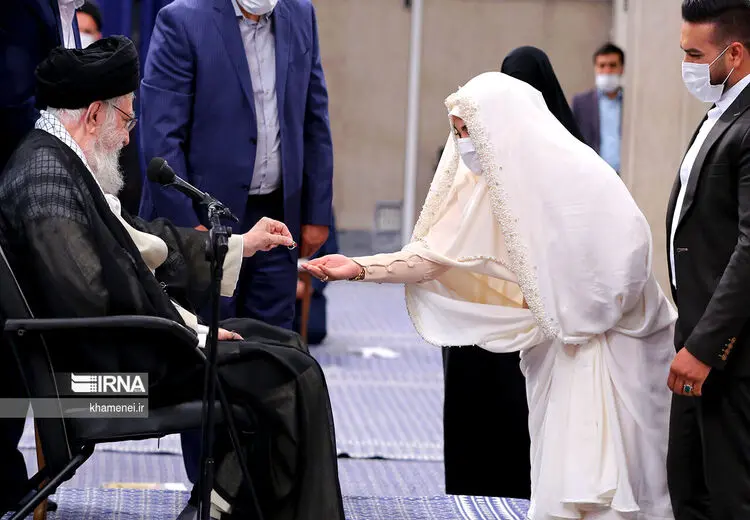 برگزاری مراسم عقد خواهر شهید در دیدار با رهبری