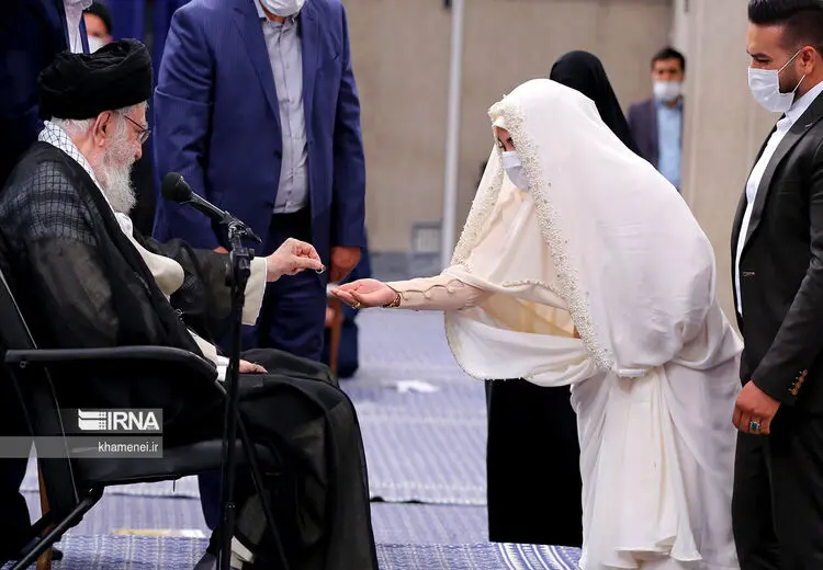 برگزاری مراسم عقد خواهر شهید در دیدار با رهبری