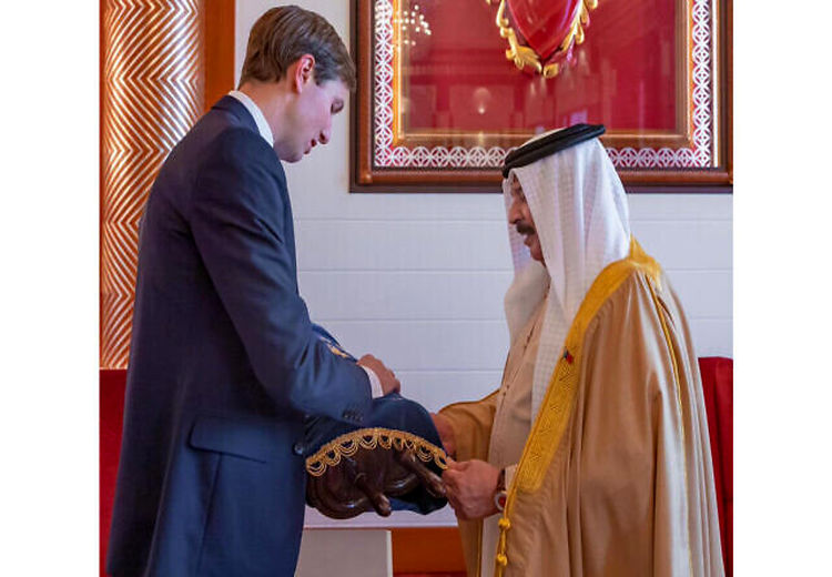 تورات هدیه داماد ترامپ به پادشاه بحرین + عکس