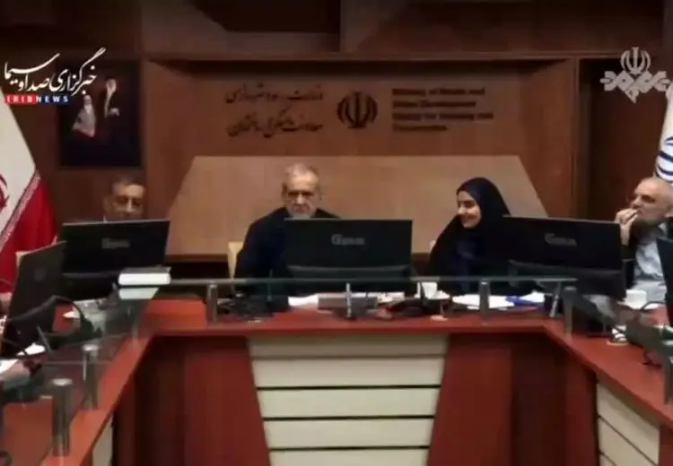  واکنش پزشکیان به خبر ورود جنگنده به آسمان ایران در وسط جلسه