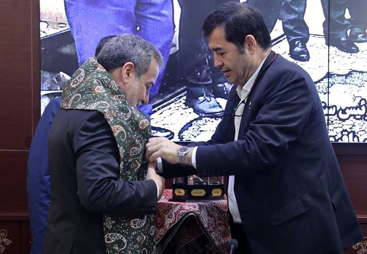 اهدای شال پهلوانی به عراقچی در یک مراسم