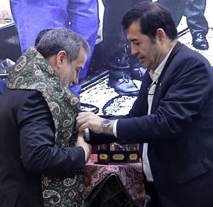 اهدای شال پهلوانی به عراقچی در یک مراسم