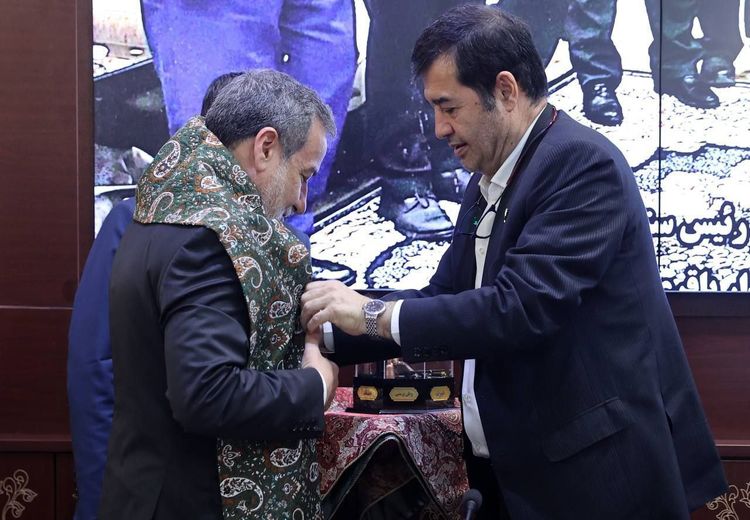 اهدای شال پهلوانی به عراقچی در یک مراسم