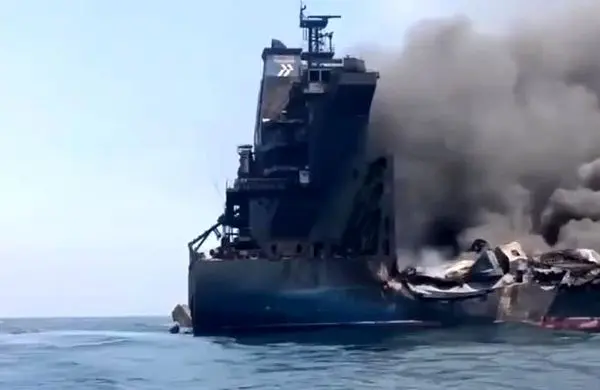 لحظه حمله به یک کشتی بدون مجوز در تنگه هرمز