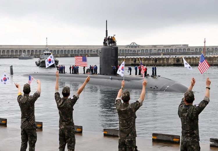استقبال سربازان کره‌ای از زیردریایی اتمی آمریکا