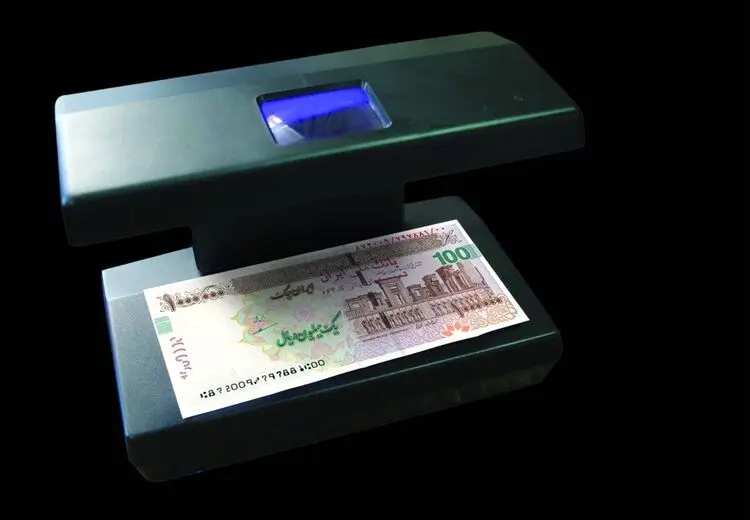 فرق اسکناس‌های تقلبی و اصلی را چطوری تشخیص دهیم؟