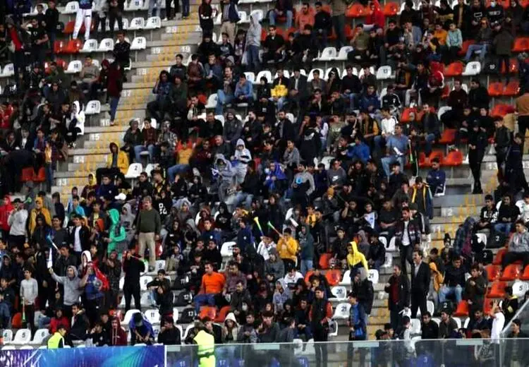زنان را به ورزشگاه گل گهر راه ندادند