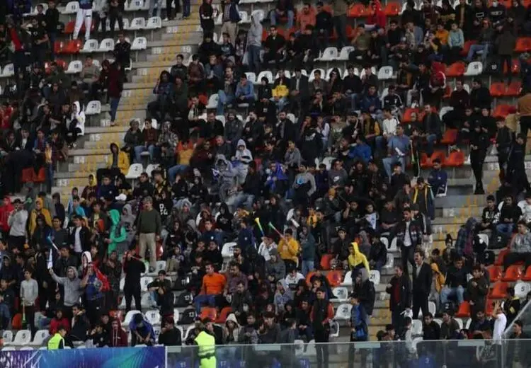زنان را به ورزشگاه گل گهر راه ندادند