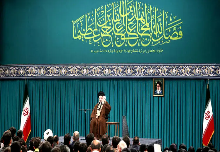 رهبر انقلاب: پایگاه‌های آمریکا در سوریه زیر پای جوانان سوری لگدمال خواهد شد