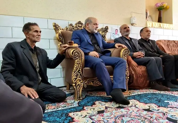 عکس جنجالی از وزیر کشور در منزل شهید حادثه تروریستی کرمان
