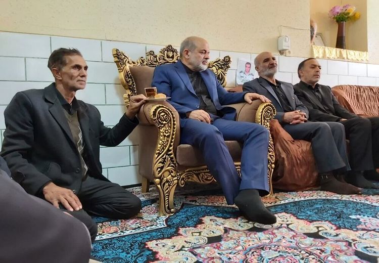عکس جنجالی از وزیر کشور در منزل شهید حادثه تروریستی کرمان