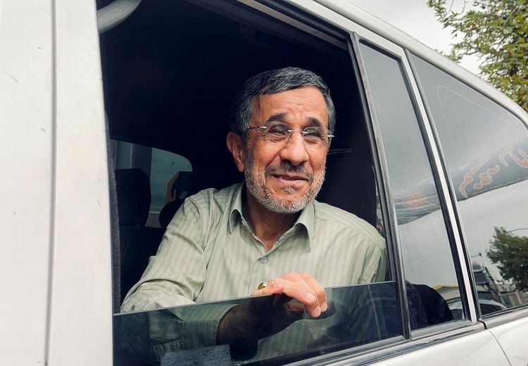 در غزه هولوکاست به راه افتاده اما احمدی نژاد مشغول بازی با نوه‌اش است!