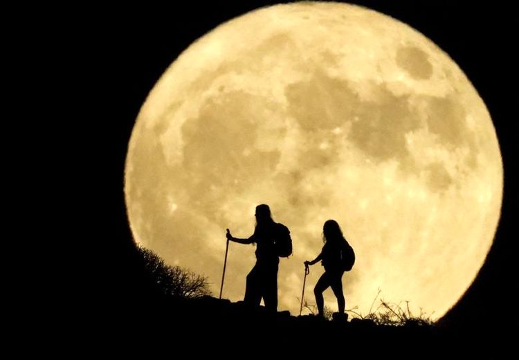 کوهنوردی زیر نور ماه