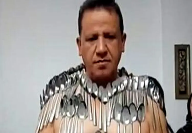 مرد ایرانی در گینس رکورد زد/ چسباندن ۸۸ قاشق روی بدن فقط با انرژی درونی! + عکس