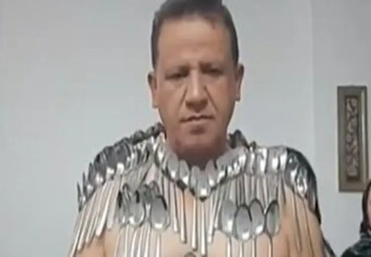 مرد ایرانی در گینس رکورد زد/ چسباندن ۸۸ قاشق روی بدن فقط با انرژی درونی! + عکس