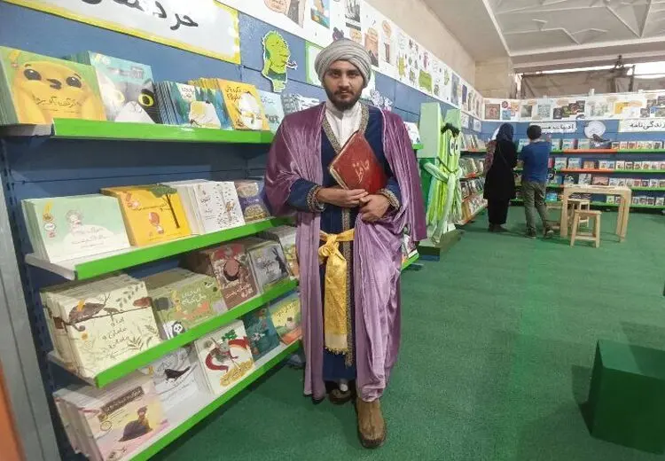 عکس / پیاده‌روی حافظ در نمایشگاه کتاب !