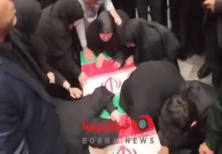  وداع جانسوز خانواده امیر عبداللهیان وزیر خارجه با پیکرش