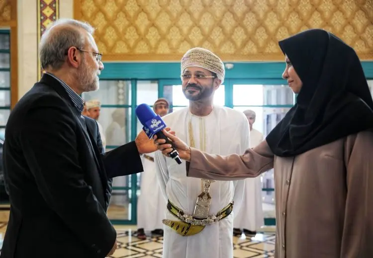 تیپ جنجالی گزارشگر صداوسیما در سفر لاریجانی به عمان