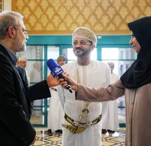 تیپ جنجالی گزارشگر صداوسیما در سفر لاریجانی به عمان