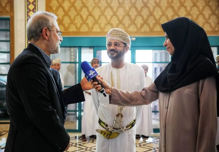 تیپ جنجالی گزارشگر صداوسیما در سفر لاریجانی به عمان