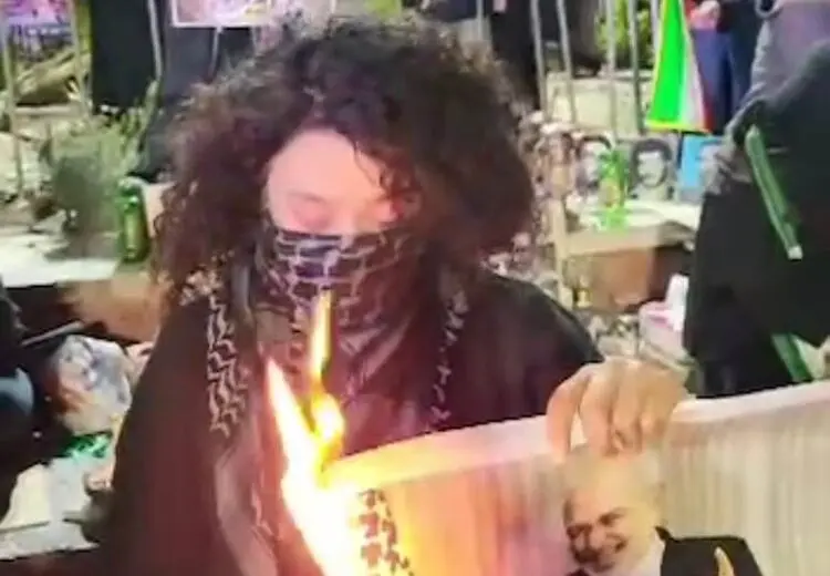 واکنش جالب ظریف به دختری که عکس او را آتش زد: دخترم! در خیابان بمان و بیاد رهبر شهید سرود ایران بخوان